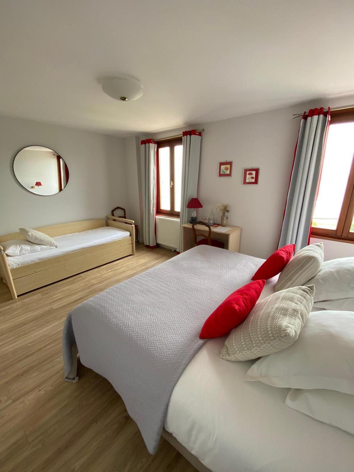 Hotel De La Plage Excenevex Bagian luar foto